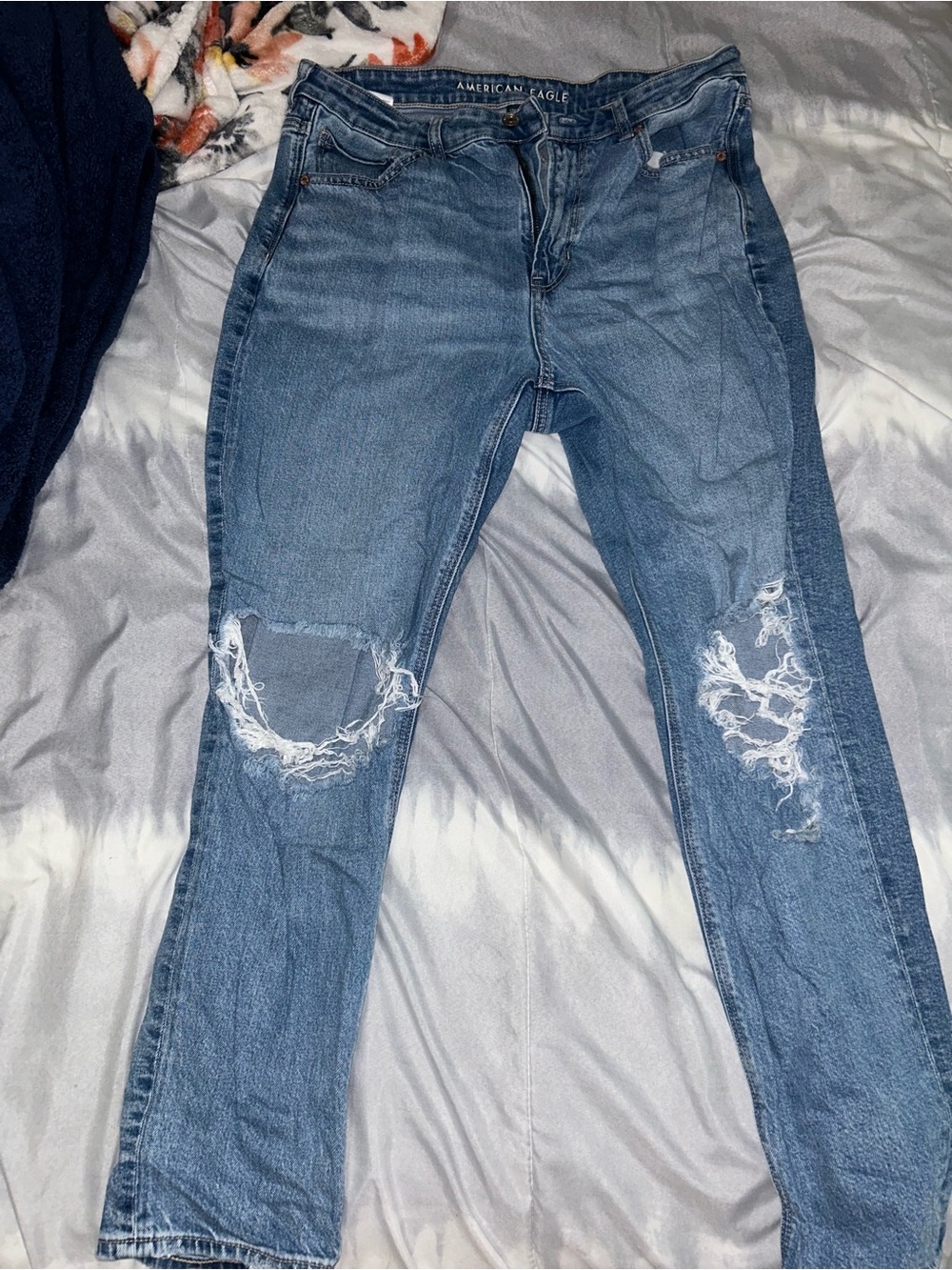 American Eagle Outfitters Women's Light Blue Ripped mom Jeans